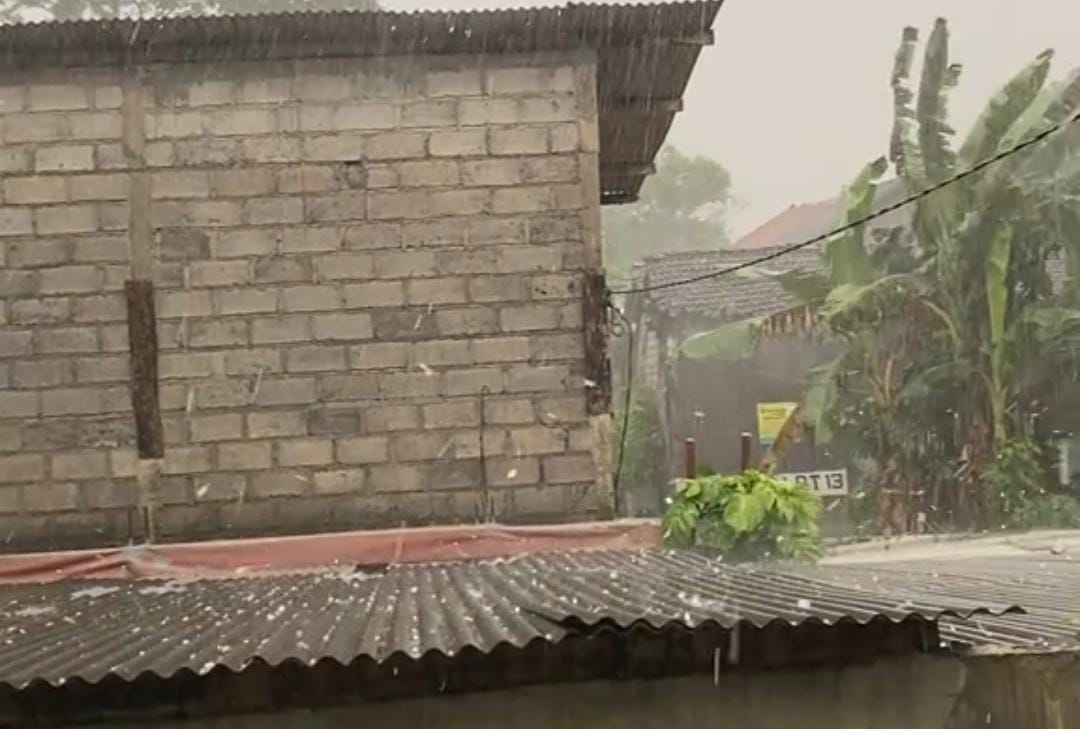 Hujan es disertai angin kencang melanda Desa Selapajang, Cisoka, Tangerang. Rumah rusak, warga panik, tapi tak ada korban jiwa.