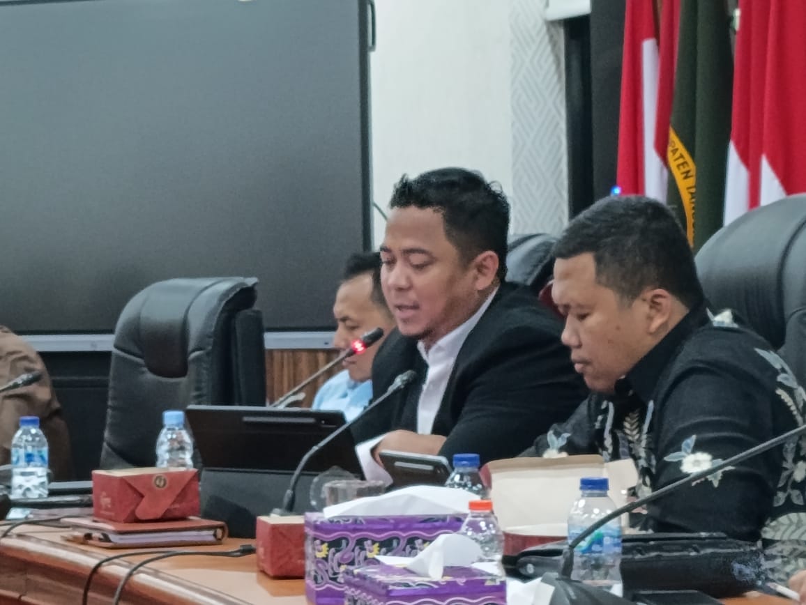 Konflik lahan di Desa Cikupa, Tangerang, memanas. DPRD turun tangan memediasi sengketa antara warga dan pemerintah desa.