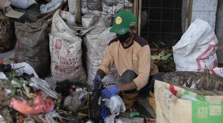 Warga RW 10 Villa Tangerang Indah kelola sampah mandiri, ubah organik jadi kompos & anorganik jadi kerajinan, kurangi TPA.