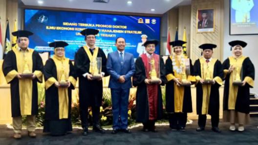 Laksamana Muda TNI Hudiarto Krisno Utomo raih gelar Doktor Ilmu Ekonomi Cumlaude dari FEB Universitas Trisakti.