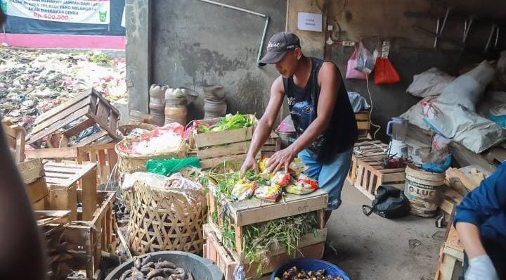 Inovasi Pasar Saraswati Ciledug: budi daya maggot kurangi 3 ton sampah organik per hari, hasil olahan bisa diambil gratis.