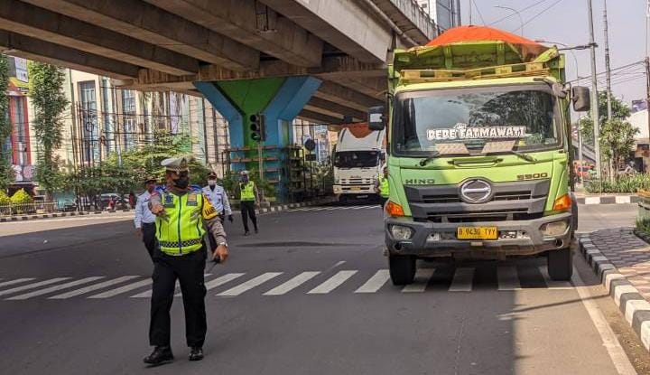 Pemkot Tangerang perketat pengawasan truk berat di enam titik pantau untuk jaga keamanan dan kenyamanan warga kota.