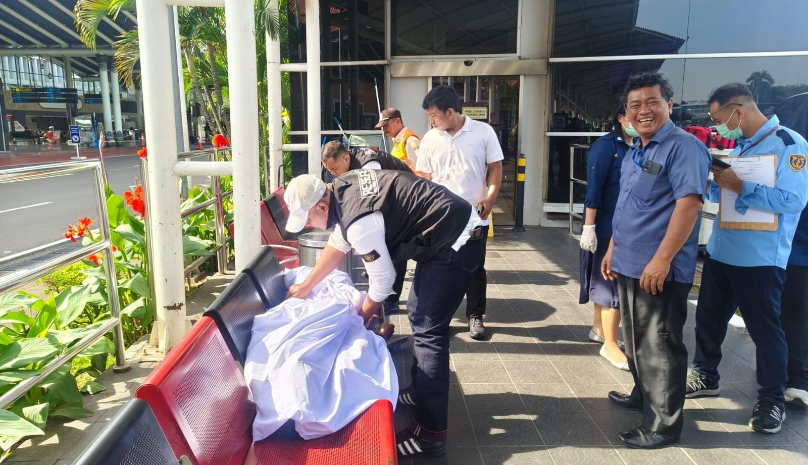 Penumpang asal Medan ditemukan meninggal di Terminal 1 Bandara Soekarno-Hatta. Polisi dan KKP tangani kejadian DOA.