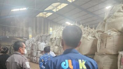 Pemkab Tangerang hentikan sementara operasi PT Sukses Logam Indonesia usai dugaan pencemaran udara yang meresahkan warga.