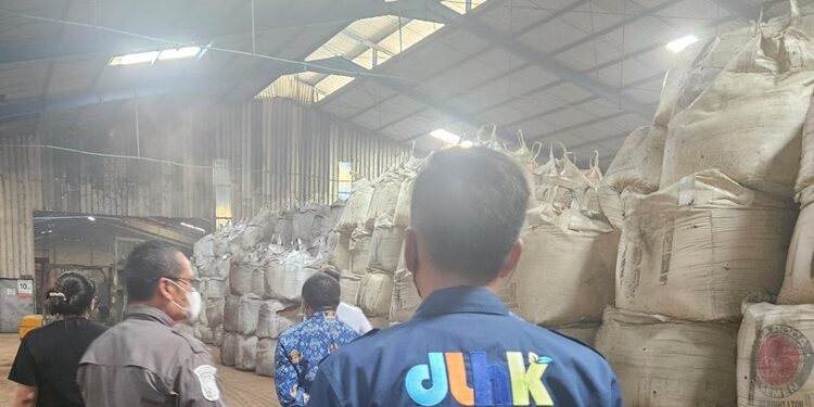 Pemkab Tangerang hentikan sementara operasi PT Sukses Logam Indonesia usai dugaan pencemaran udara yang meresahkan warga.