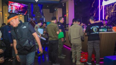 Satpol PP Tangsel gelar razia malam di Serpong, amankan 99 botol miras dan 41 pemandu lagu demi ketertiban kota.