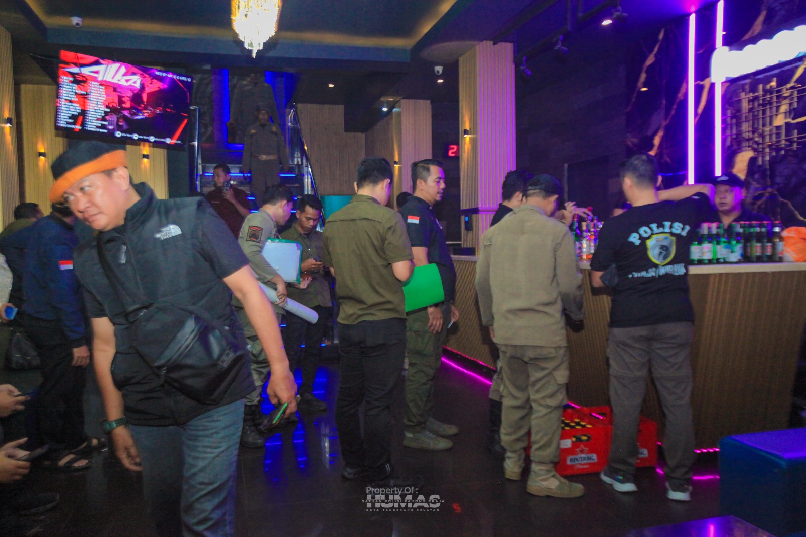 Satpol PP Tangsel gelar razia malam di Serpong, amankan 99 botol miras dan 41 pemandu lagu demi ketertiban kota.