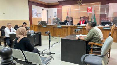 Satpol PP Tangsel razia kafe dan warung jual miras tanpa izin, amankan 294 botol dan jatuhkan sanksi tipiring di Pengadilan Negeri Tangerang.