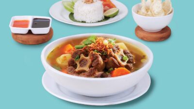 Nikmati Sup Buntut Spesial di Fame Hotel Gading Serpong, sajian autentik nusantara lengkap dengan nasi, kerupuk, dan sambal.