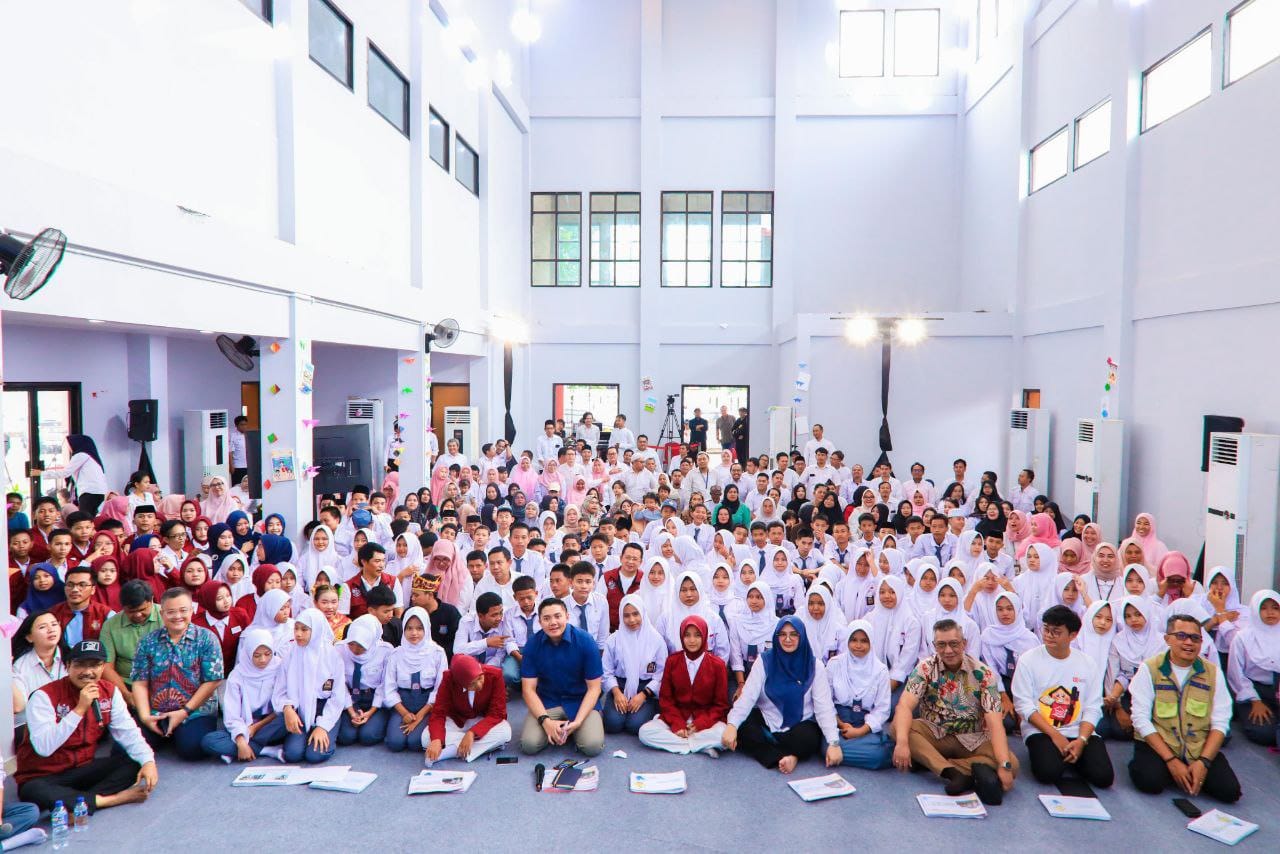 Seskab Teddy dan Mensos Saifullah tinjau Sekolah Rakyat Tangsel, wujud komitmen pemerataan pendidikan bagi warga kurang mampu.