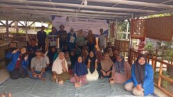 Universitas Esa Unggul beri pelatihan digital marketing dan branding bagi pelaku UMKM bambu di Desa Buniayu, Tangerang.