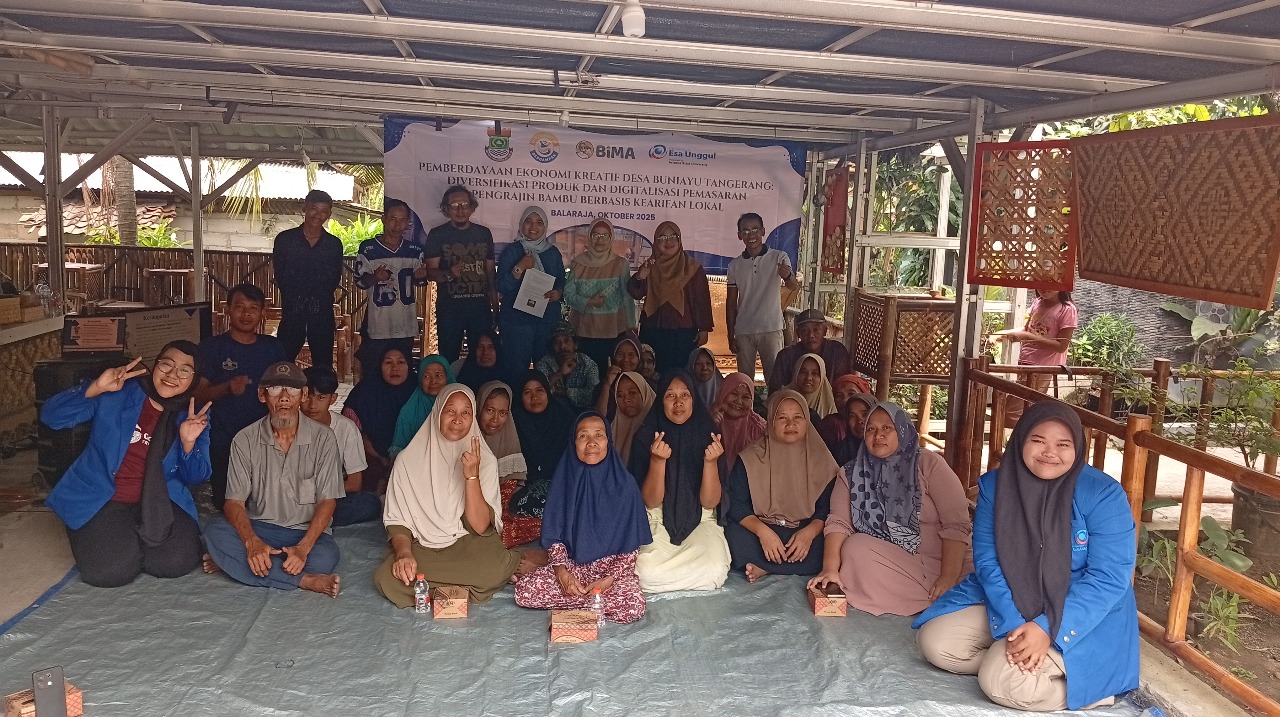 Universitas Esa Unggul beri pelatihan digital marketing dan branding bagi pelaku UMKM bambu di Desa Buniayu, Tangerang.