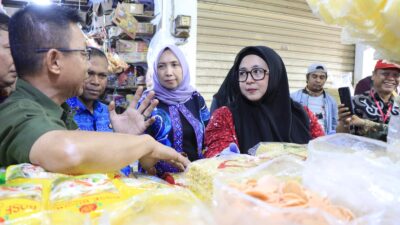 Wabup Tangerang Intan Nurul Hikmah pantau harga dan keamanan pangan di Pasar Gudang Tigaraksa bersama Dinkes dan BPOM.