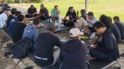 Warga Pakuhaji mendesak Pemkab Tangerang segera memperbaiki Jalan Raya KH. Saadullah yang rusak parah dan sering sebabkan kecelakaan.