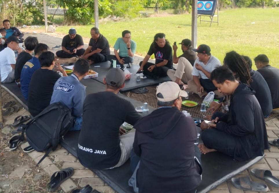 Warga Pakuhaji mendesak Pemkab Tangerang segera memperbaiki Jalan Raya KH. Saadullah yang rusak parah dan sering sebabkan kecelakaan.