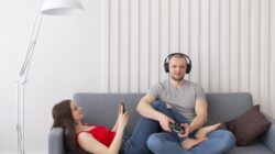 Tren gamer Indonesia 2025: gaya bermain pria vs wanita, pengeluaran game, dan peluang brand di ekosistem gaming.