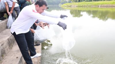 Bupati Tangerang Maesyal Rasyid pimpin gerak jalan sehat, tebar benih ikan, dan rayakan enam hari besar dengan layanan gratis di Puspemkab.