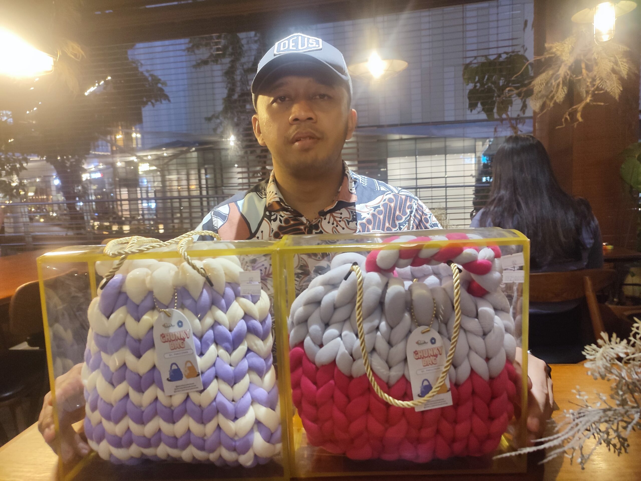 Chunky Bag buatan PKK Pakulonan jadi primadona Tangsel Art Festival 2025, terbuat dari velvet & katun, handmade, laris manis.