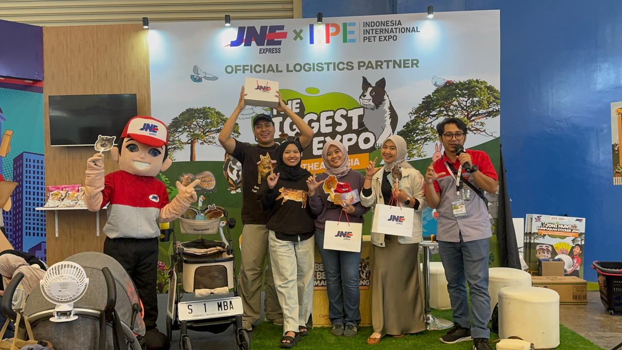 JNE kembali jadi official logistics partner di IIPE 2025, hadirkan promo, talkshow, dan donasi untuk komunitas pecinta hewan.