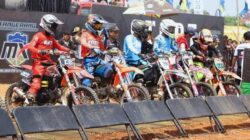 Aksi pembalap motocross kembali di Sirkuit Selapajang. Saksikan Kejuaraan Grasstrack Piala Wali Kota Tangerang 2025!