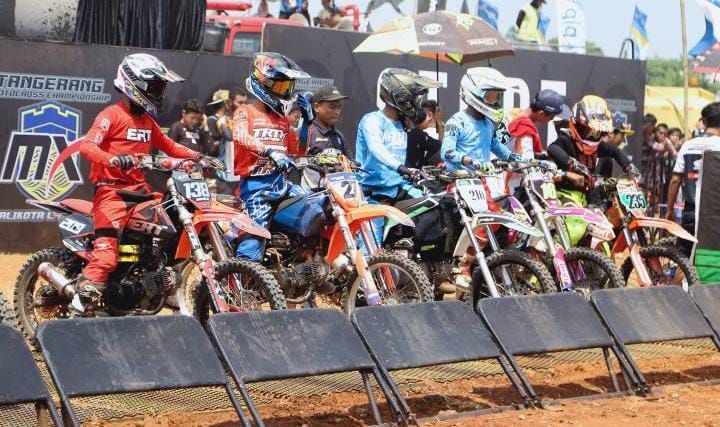 Aksi pembalap motocross kembali di Sirkuit Selapajang. Saksikan Kejuaraan Grasstrack Piala Wali Kota Tangerang 2025!