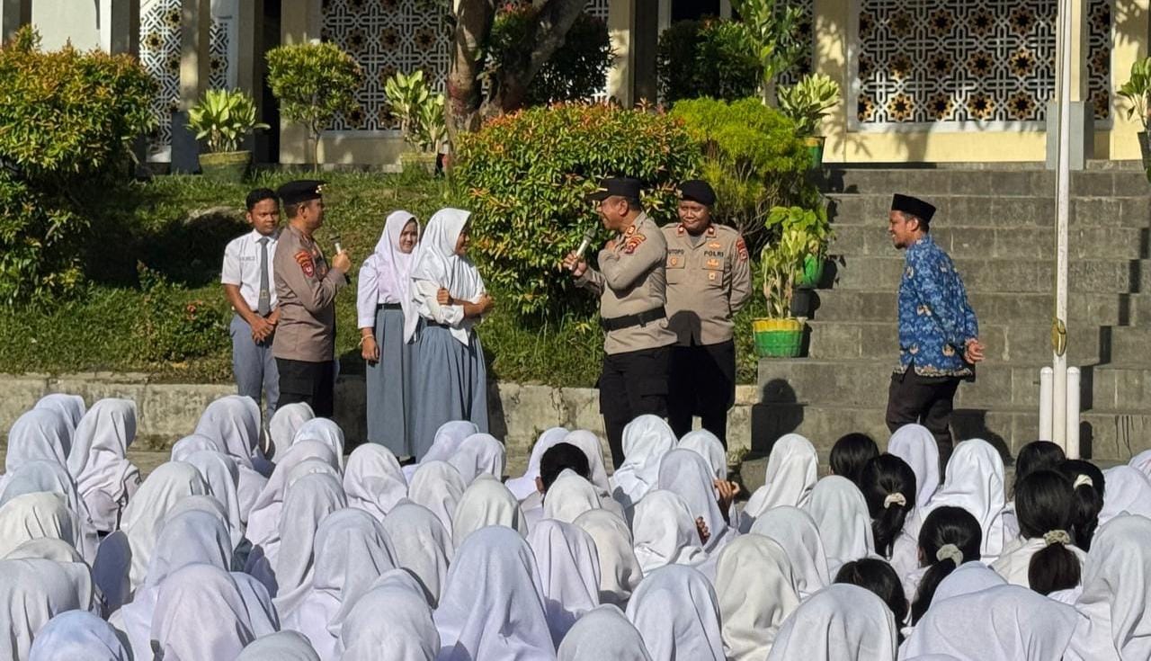 Upacara SMA Negeri 18 Tangerang ajak siswa lawan bullying, tanamkan empati, nilai Pancasila, dan lingkungan aman.