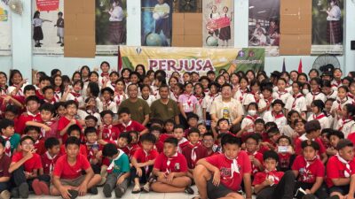 Abraham Garuda Laksono kembali ke SD Tarakanita Gading Serpong, memberi motivasi dan semangat kebangsaan bagi para siswa.