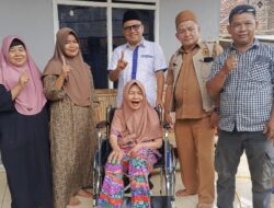 Legislator Banten Ahmad Imron Serahkan Kursi Roda untuk Romlah, Warga Cisoka