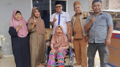Romlah, warga Cisoka, menerima kursi roda dari Pemprov Banten, simbol kepedulian pemerintah dan wakil rakyat bagi warga.