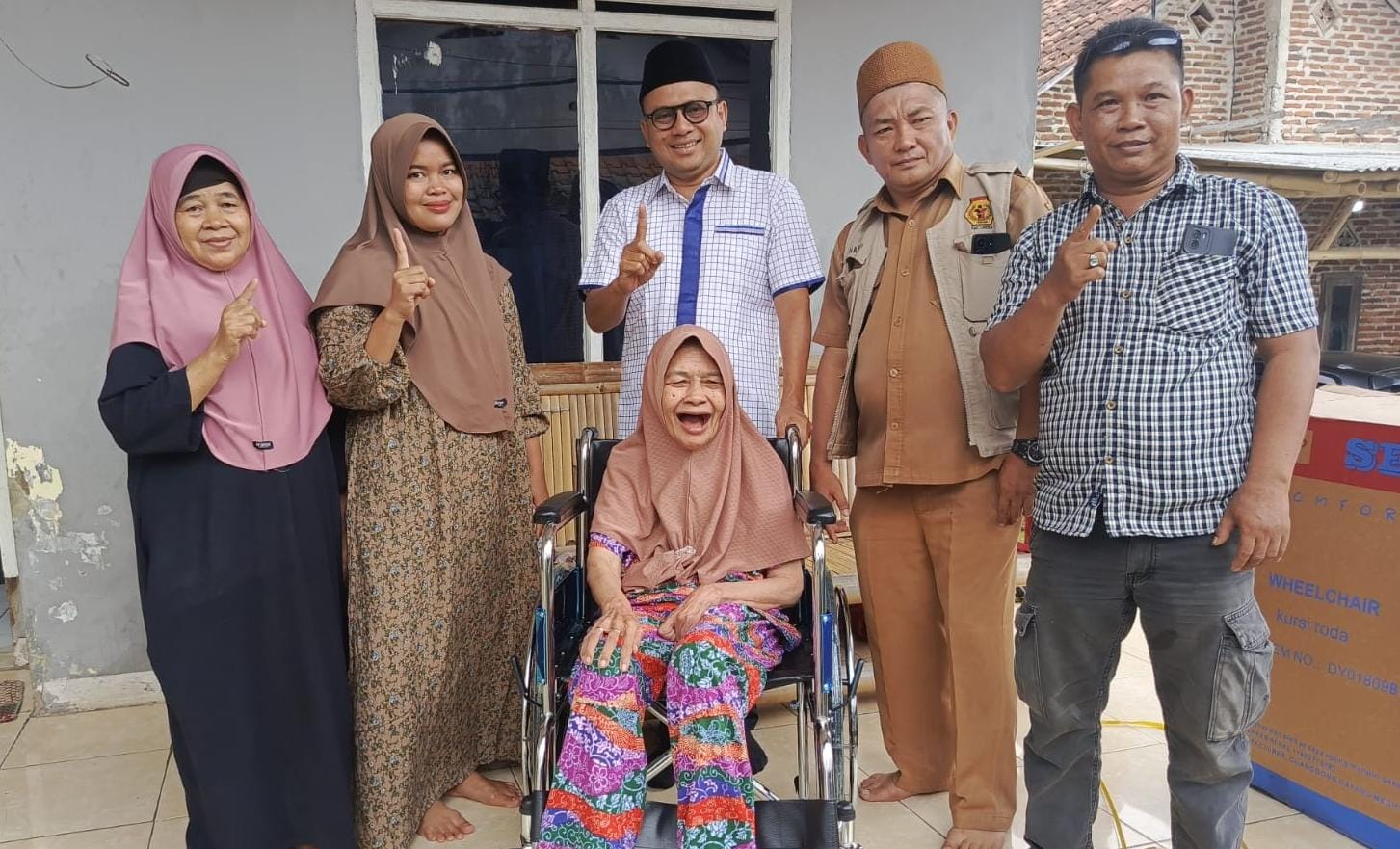 Romlah, warga Cisoka, menerima kursi roda dari Pemprov Banten, simbol kepedulian pemerintah dan wakil rakyat bagi warga.