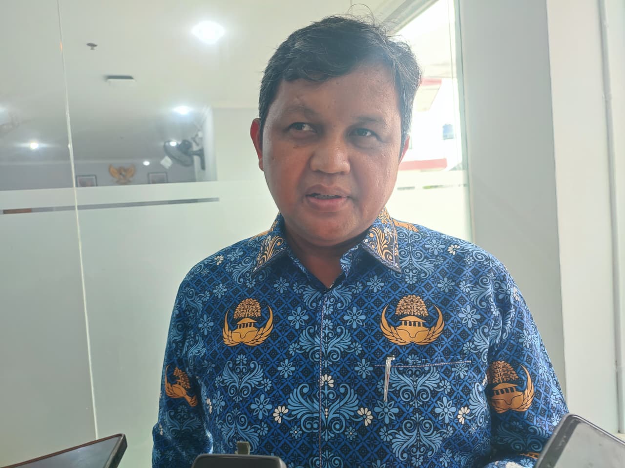 Serapan anggaran Pemkot Tangsel capai 60%, pendapatan hampir 80%. Benyamin Davnie tekankan disiplin pengelolaan keuangan daerah.