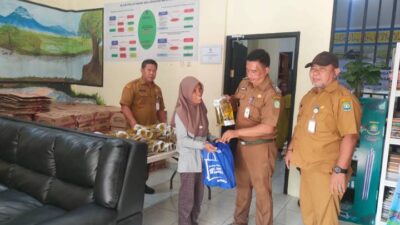 Pemkot Tangerang salurkan bansos beras dan minyak goreng untuk 9.488 keluarga di Neglasari, tepat sasaran dan merata.