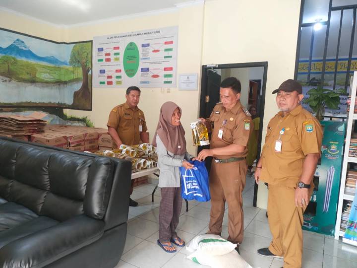 Pemkot Tangerang salurkan bansos beras dan minyak goreng untuk 9.488 keluarga di Neglasari, tepat sasaran dan merata.