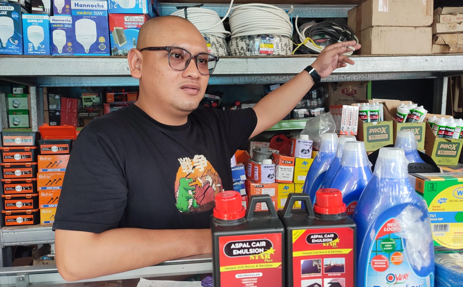 Penutupan tambang di Bogor bikin stok batu di Tangsel langka. Harga material naik dua kali lipat dan proyek ikut terhambat.