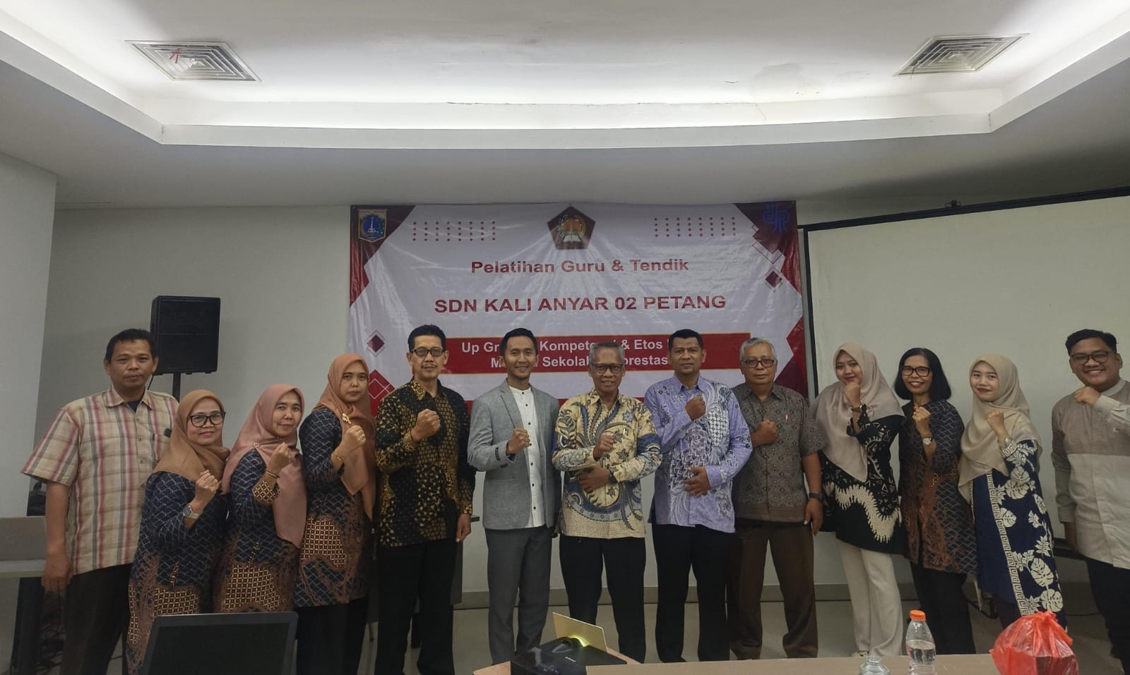 Pelatihan guru SDN Kali Anyar 02 menekankan pentingnya keteladanan dan sinergi sekolah–keluarga dalam membentuk karakter siswa.