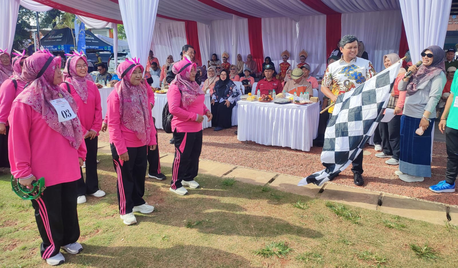 Tangsel perkuat pendidikan berkarakter di Hari Guru Nasional ke-80 dengan apresiasi guru dan inovasi pembelajaran.