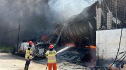 Kebakaran gudang plastik di Kosambi, Tangerang. BPBD kerahkan 8 unit damkar dan 50 personel. Tidak ada korban jiwa, penyebab masih diselidiki.