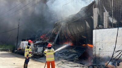 Kebakaran gudang plastik di Kosambi, Tangerang. BPBD kerahkan 8 unit damkar dan 50 personel. Tidak ada korban jiwa, penyebab masih diselidiki.