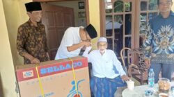 Kursi Roda untuk KH Suher: Bantuan H. Ahmad Imron dan Dukungan Andra Soni Ringankan Langkah Sang Guru Ngaji