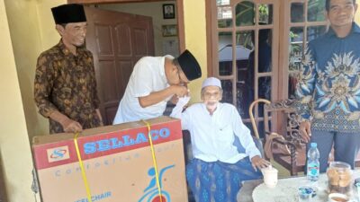 H. Ahmad Imron serahkan kursi roda untuk KH Suher di Kronjo, berkat dukungan Gubernur Andra Soni, simbol kepedulian dan harapan.