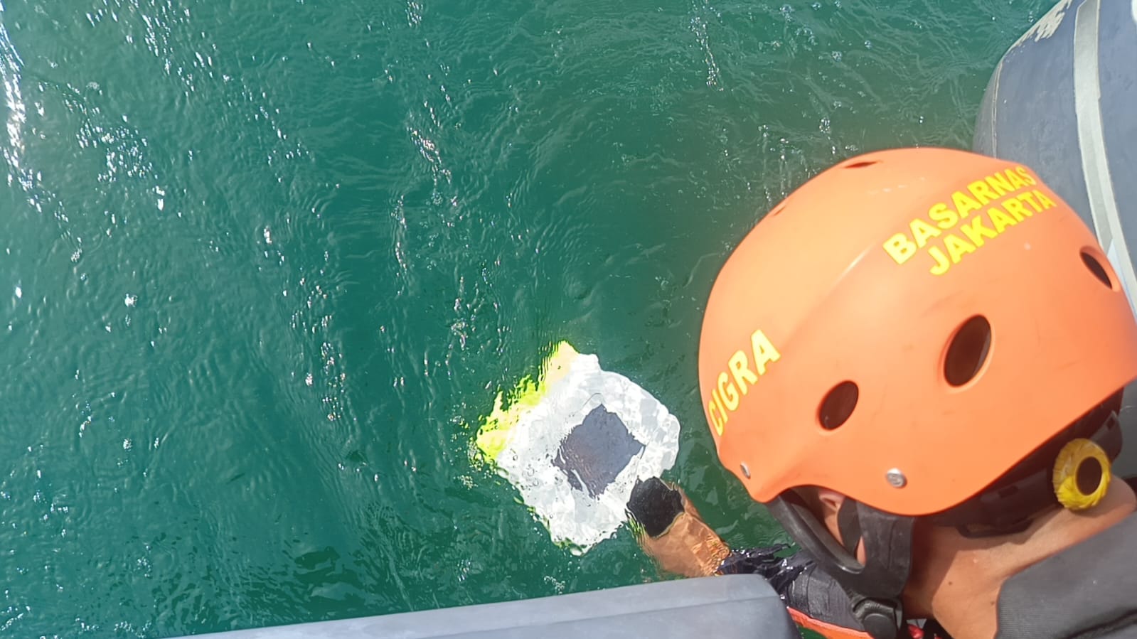 Seorang nelayan di Pulau Cangkir, Tangerang, hilang terseret arus saat berusaha menyelamatkan perahunya akibat cuaca buruk.