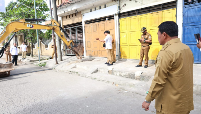 Bupati Tangerang tinjau normalisasi gorong-gorong di Villa Tangerang Elok untuk atasi banjir tahunan warga.
