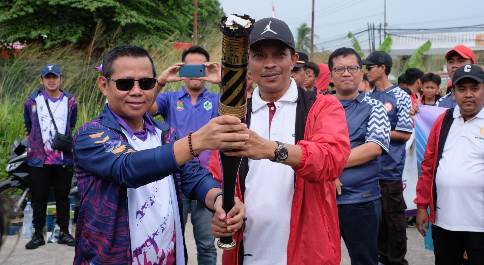 Kirab Obor PORKAB VI Kabupaten Tangerang 2025 berjalan semarak, simbol semangat sportivitas dan persatuan antar kecamatan.