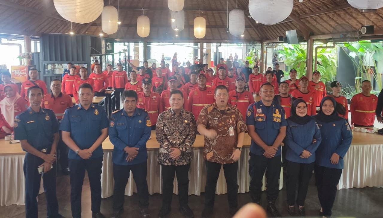 Damkar Tangsel latih Redkar di Serpong untuk perkuat kesiapsiagaan kebakaran dan bekali relawan dengan keterampilan dasar.