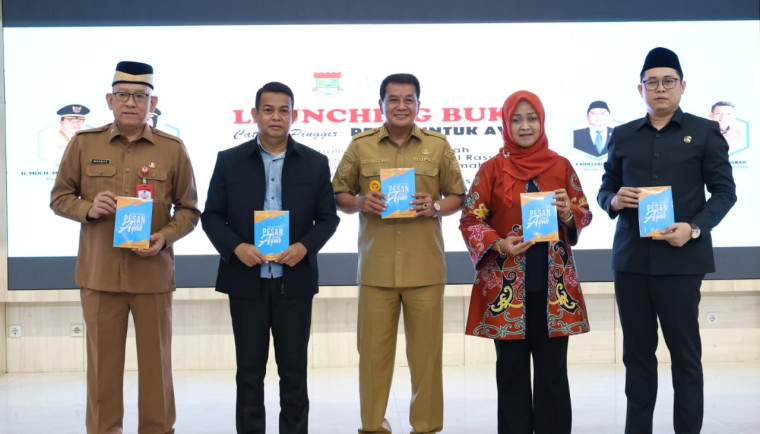 Bupati Tangerang luncurkan buku “Catatan Pinggir Pesan untuk Ayah”, dorong literasi dan peran ayah di keluarga & masyarakat.