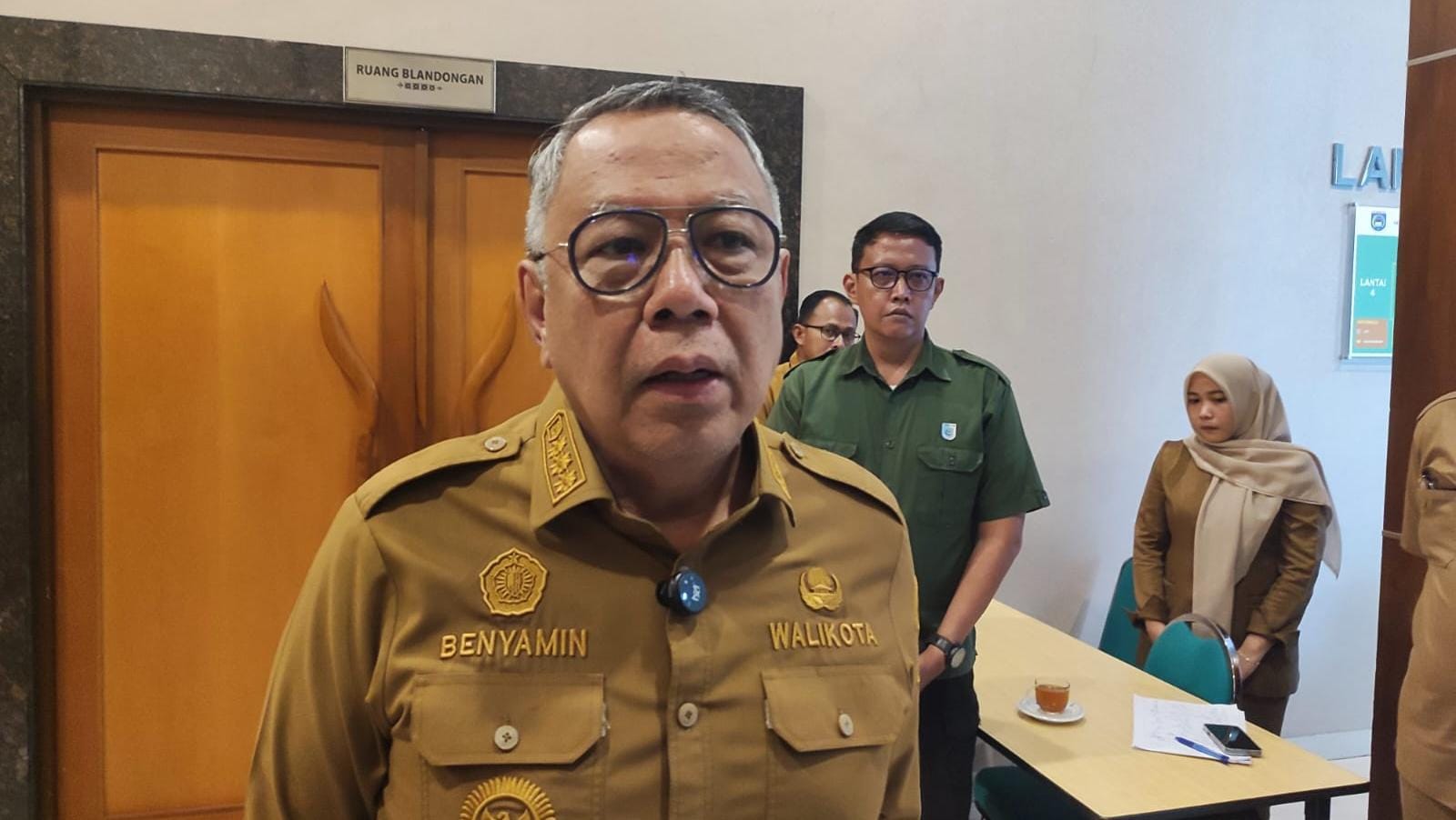 Wali Kota Tangsel Benyamin Davnie ungkap serapan anggaran capai 60 persen dan pendapatan daerah hampir 80 persen hingga November 2025.