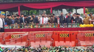 Pemkot Tangsel memusnahkan 13.970 botol miras ilegal hasil operasi Satpol PP sepanjang 2025 sebagai penegakan Perda larangan alkohol.