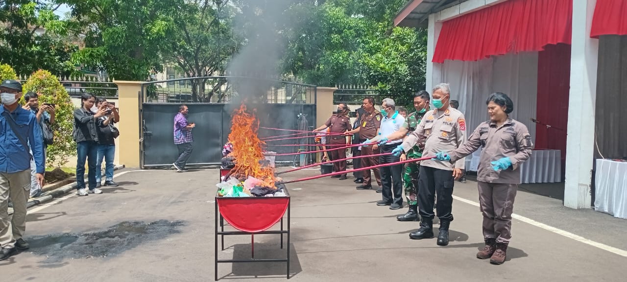 Kejari Kabupaten Tangerang memusnahkan sabu, ganja, obat terlarang, dan senjata api dari 89 kasus pidana inkracht.