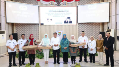 Pemkab Tangerang salurkan bantuan gizi bagi keluarga berisiko stunting melalui program DASHAT untuk mempercepat penurunan kasus stunting.