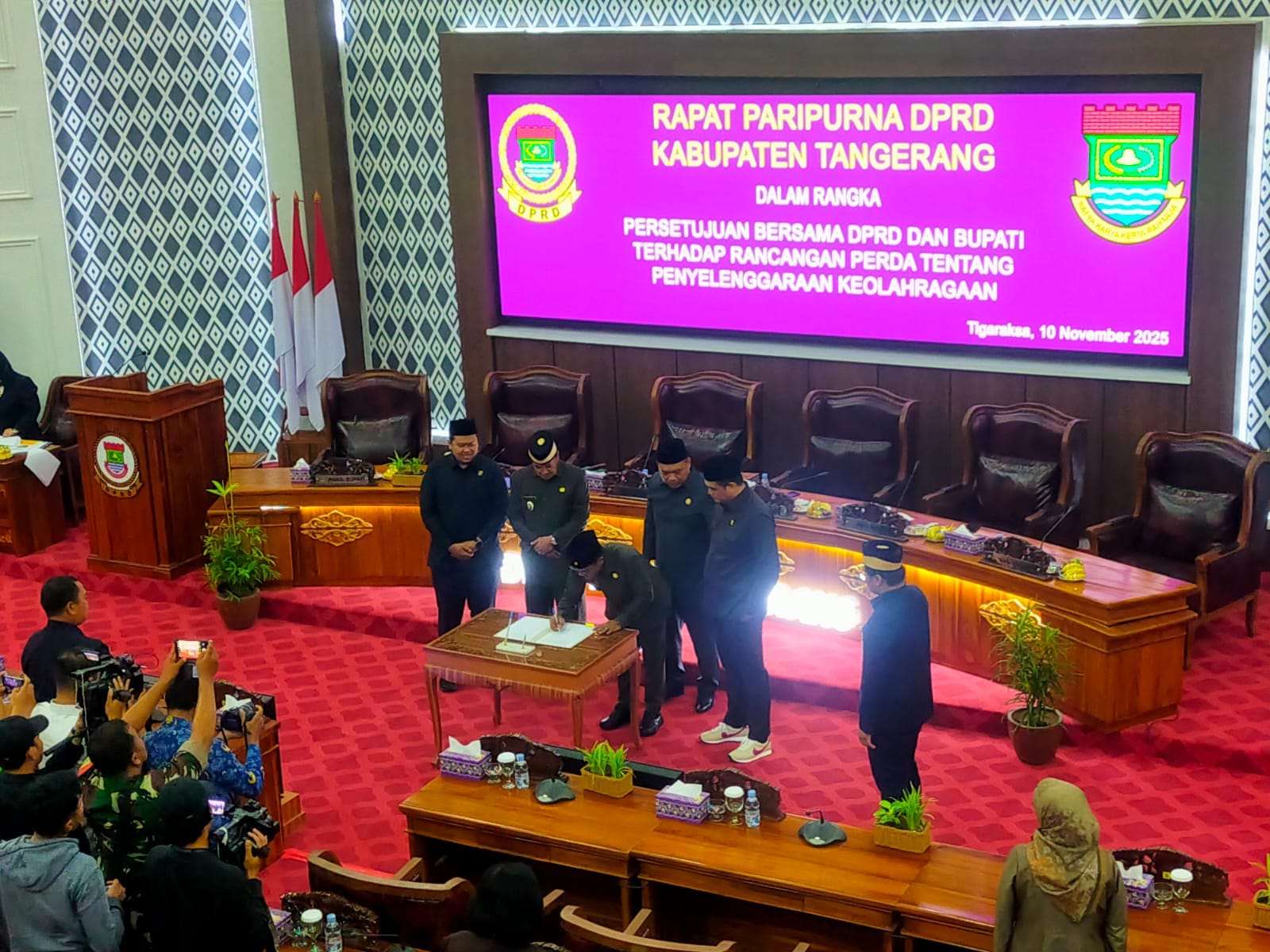 DPRD dan Pemkab Tangerang sahkan Perda Keolahragaan untuk perkuat pembinaan atlet, pengembangan sarana, dan kepastian hukum olahraga.